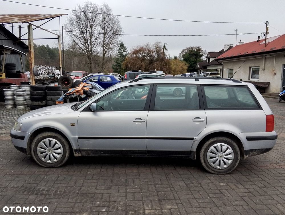 Volkswagen Passat B5 (97-00r.) 1.8 B 125KM. Silnik ADR/APT/ARG Skrzynia DHZ lakier NLB7Z.Cały na części. GWARANCJA !!!  Przód Tył Zestaw Komplet Drzwi Klapa Zderzak Błotnik Maska Grill Atrapa Szyba Pas Lampa Lusterko Boczki Fotel Kanapa Kokpit Deska Rozdzielcza Przełącznik Włącznik Sterownik Przewody Wiązka Instalacja Moduł Komputer Czujnik Listwa Pompa Alternator Wtryski Głowica Rozrusznik Kompresor Sprzęgło Dwumas Silnik Skrzynia ABS Klimatyzacji Paliwa Wspomagania Kolektor Turbina Przepustnica Zawór Chłodnica Koło Hak Belka Sanki Zawieszenie Mcpherson Półoś Amortyzator Wydech Tłumik Zacisk Most - 5