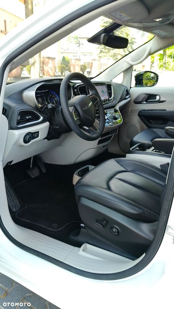 Chrysler Pacifica - 27
