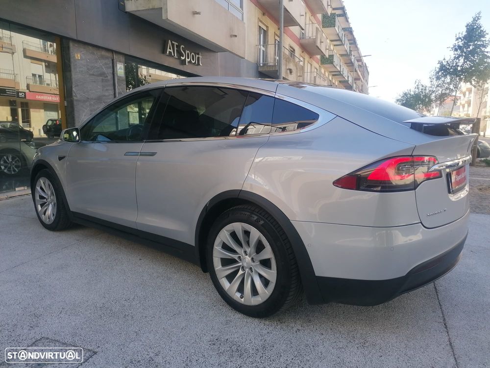Tesla Model X - 25