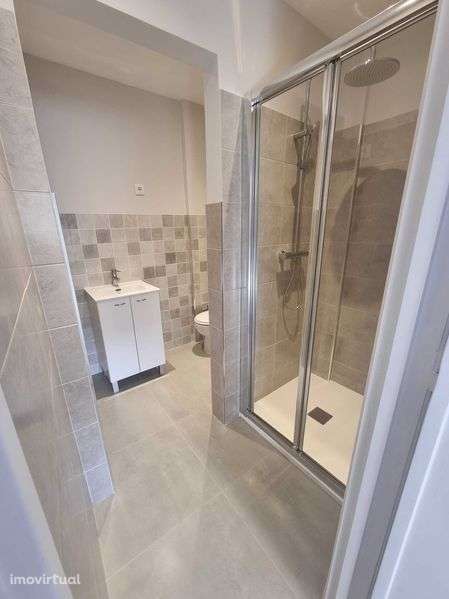 T3 Remodelado a Estrear com Vista Rio 2 wcs estilo eclético – Algés - Grande imagem: 5/12