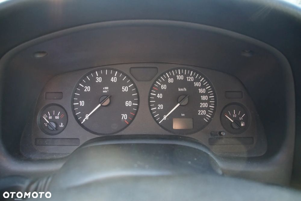 Auto na części - Opel Astra G II 1.6 8V 84 KM Z16SE F13 42U 2001R Silnik Skrzynia Drzwi Maska Zderzak Błotnik Klapa Lusterko Lampa Klamka Szyba Deska Kokpit Sterownik Moduł Czujnik Licznik Panel Kierownica - 11