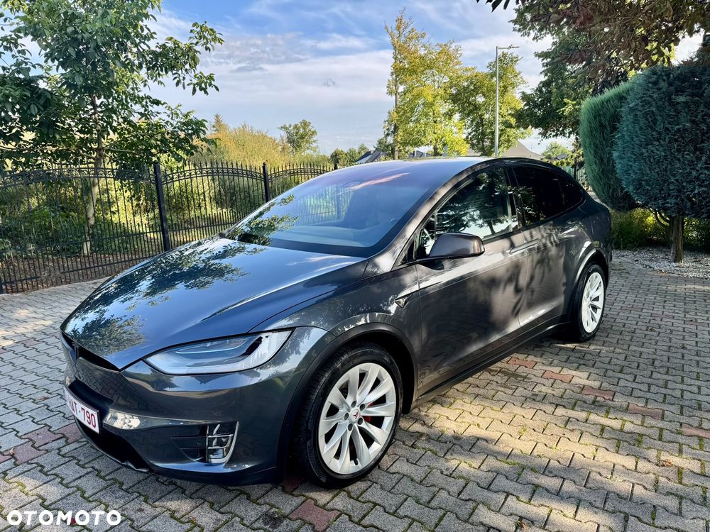 Tesla Model X - 4