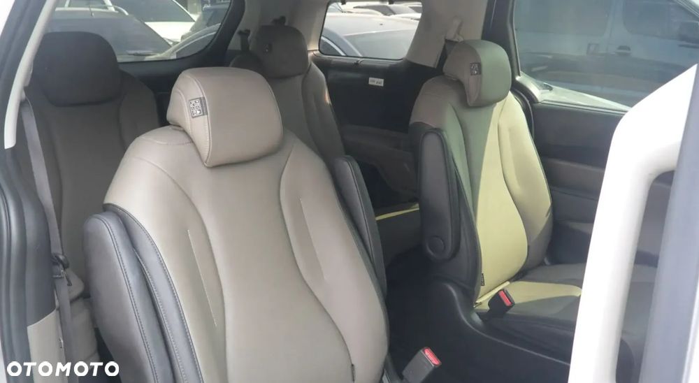 Kia Carnival - 9
