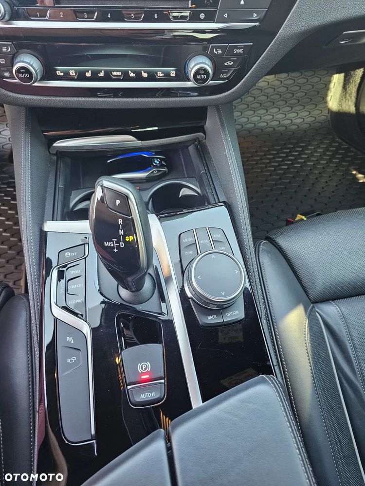 BMW Seria 5 M550i xDrive sport - 11