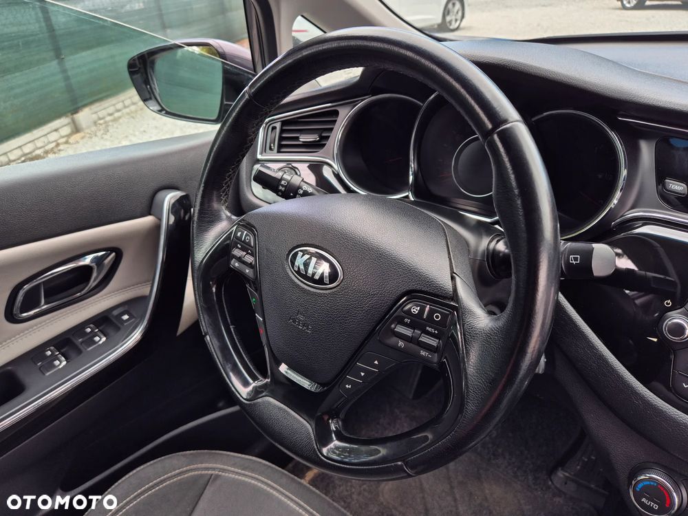 Kia Ceed 1.6 CRDi 136 ISG Platinum Edition - 32