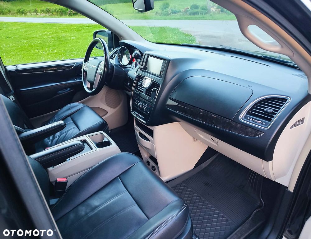 Chrysler Town & Country 3.6 Limited - 29