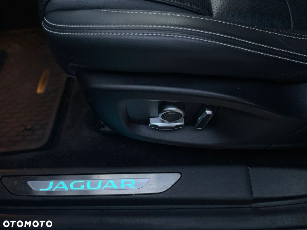 Jaguar E-Pace 2.0 P300 mHEV AWD 300 Sport - 19