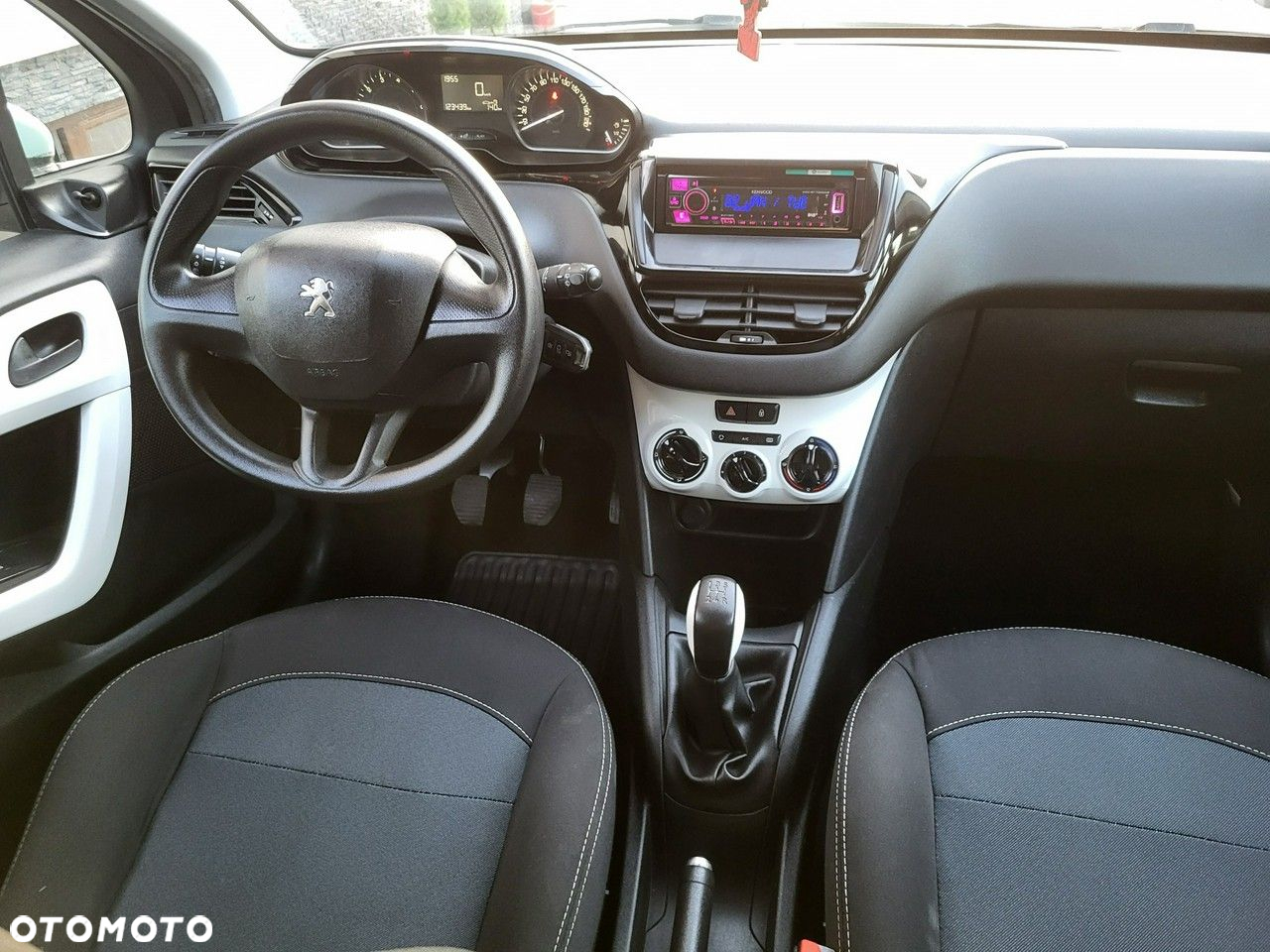 Peugeot 208 - 12