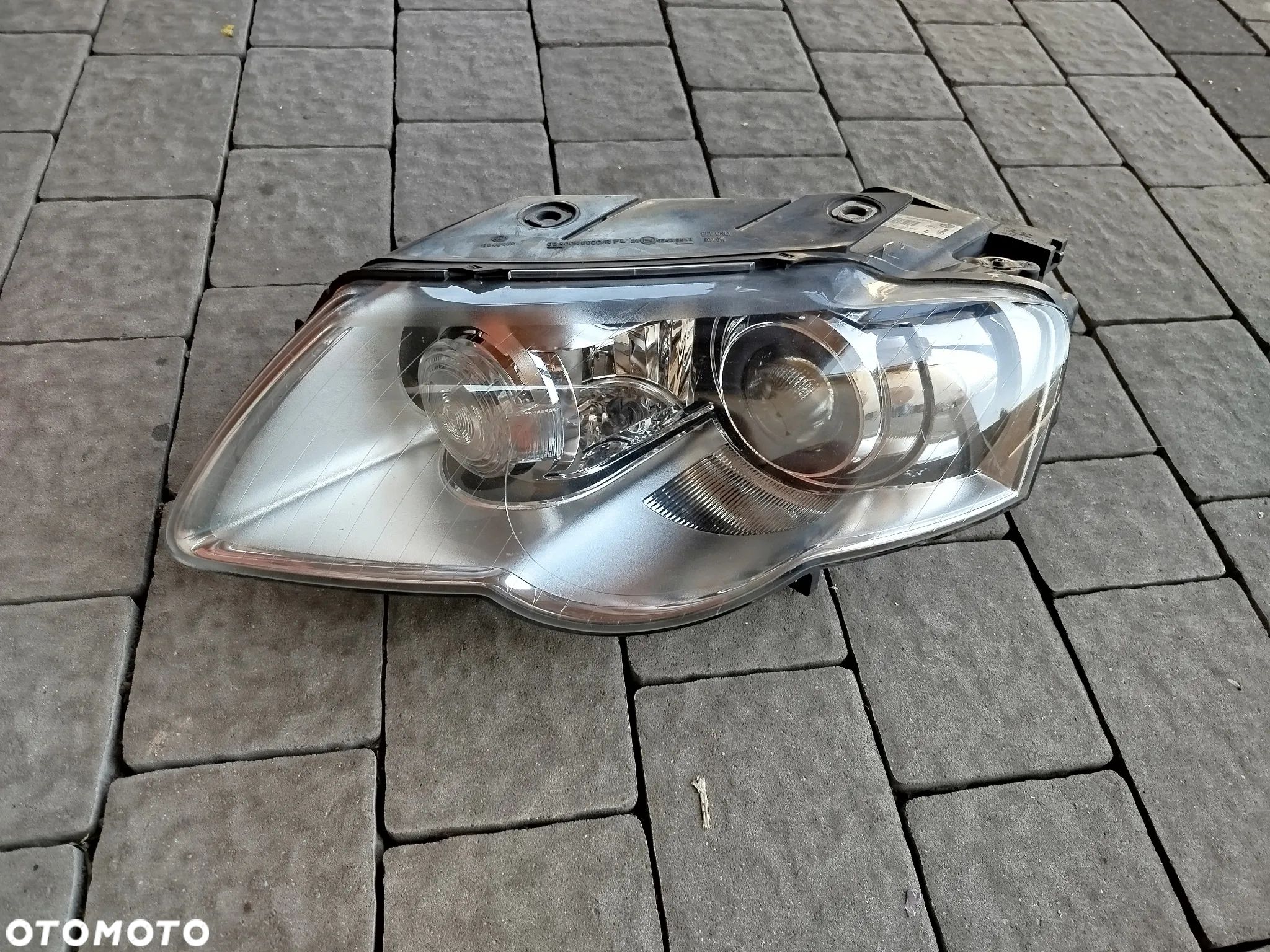 VW Passat B6 lampa przednia lewa  Xenon - 1