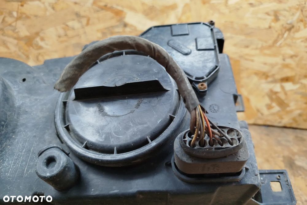 lampa przód lewa HELLA kompletna do lekkiej polerki do Vw Crafter I 06- 2E1941015, wszystkie uchwyty na miejscu - 6
