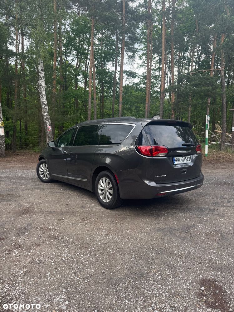 Chrysler Pacifica - 4