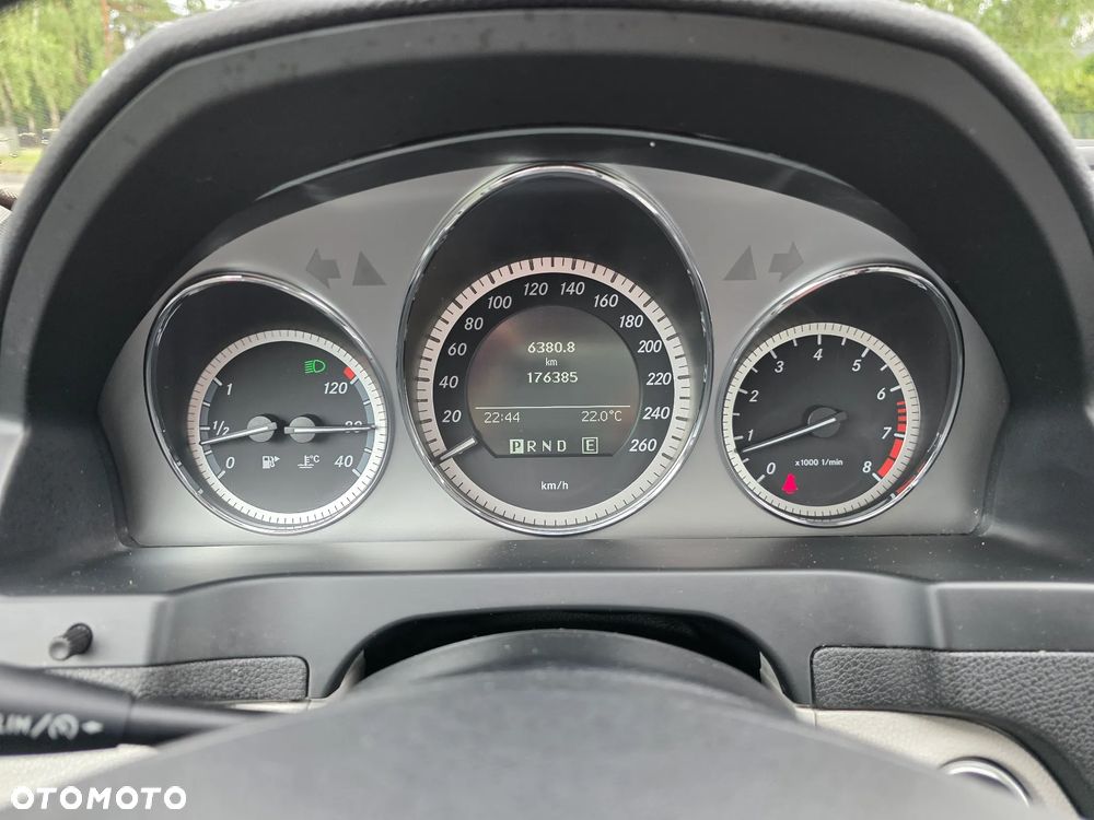 Mercedes-Benz Klasa C 180 CGI Automatik BlueEFFICIENCY Avantgarde - 16