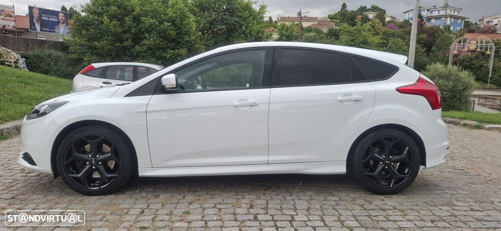 Ford Focus 2.0 EcoBoost ST c/ Pack Pele Desportiva - 10