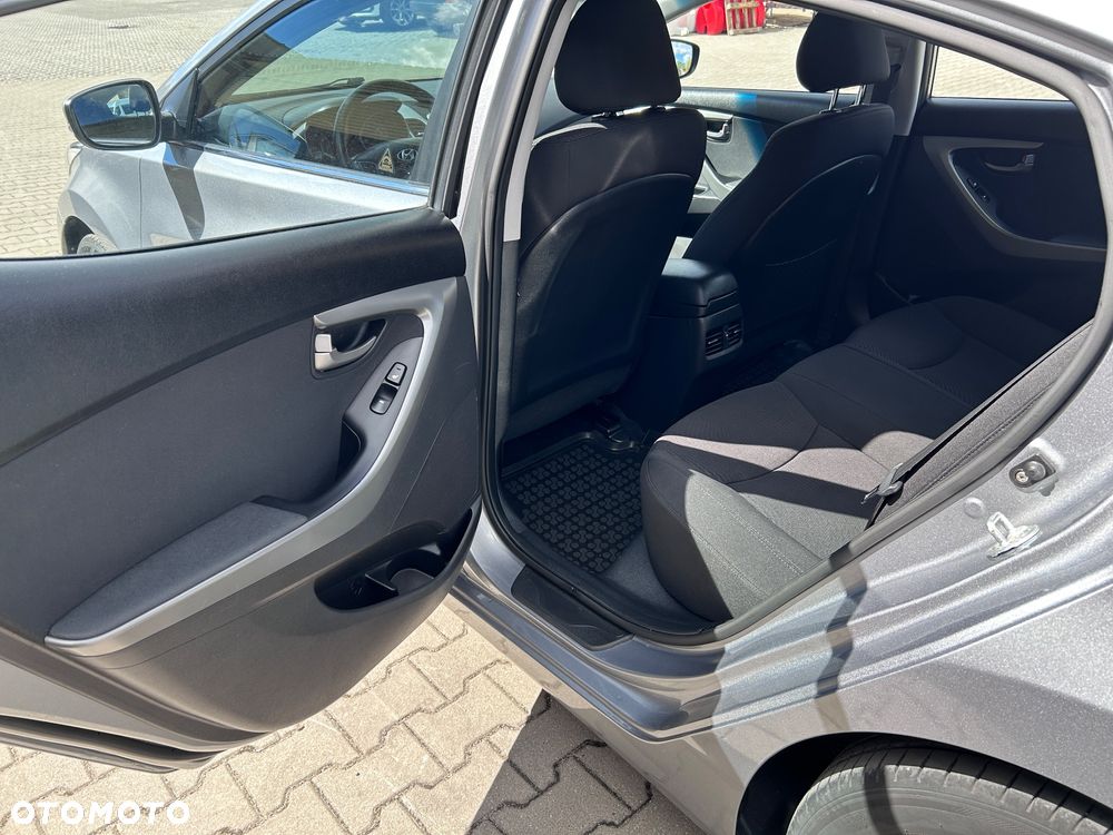 Hyundai Elantra 1.6 Style - 13