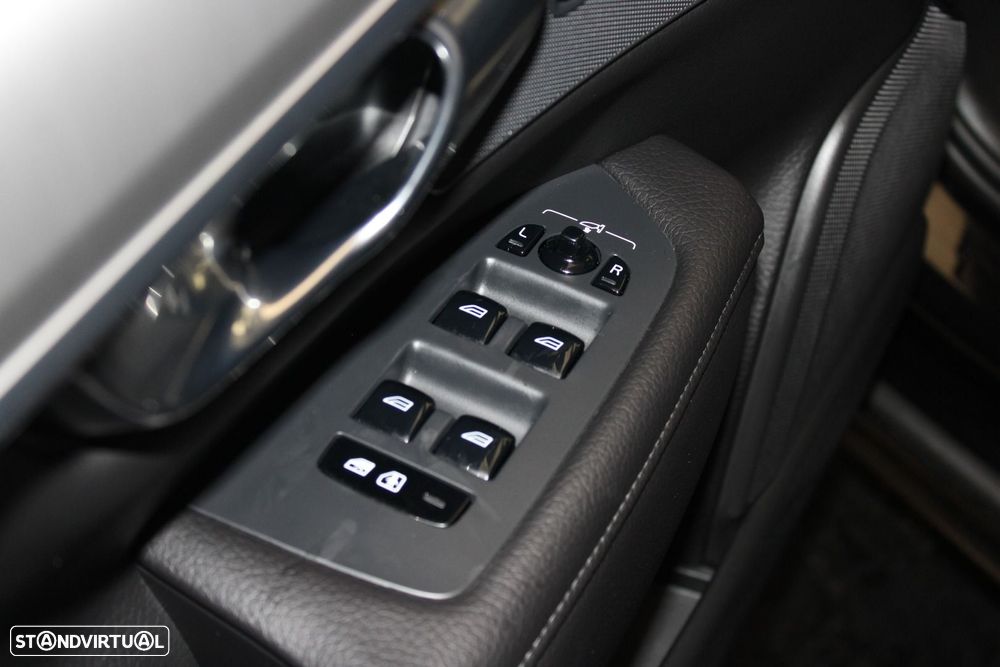 Volvo V90 2.0 T8 Momentum Plus AWD Geartronic - 21