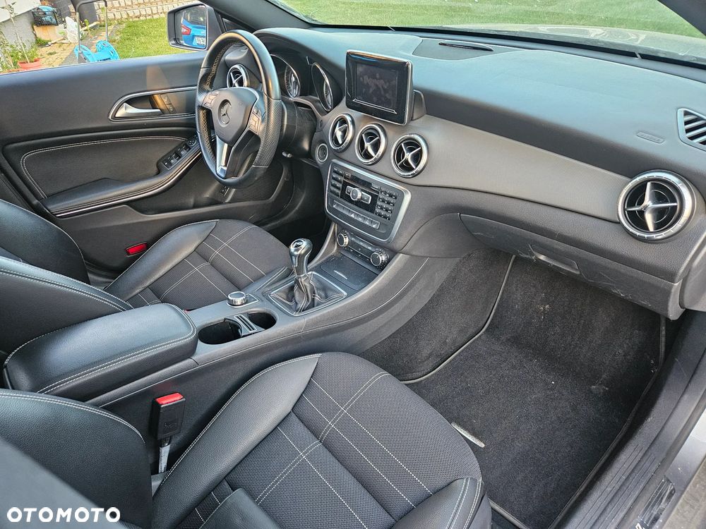 Mercedes-Benz CLA 180 Orange Art Edition - 13