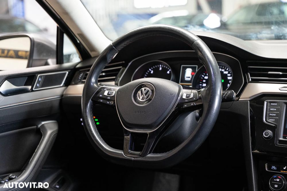 Volkswagen Passat 2.0 TDI SCR DSG (BlueM Tech) Comfortline - 13