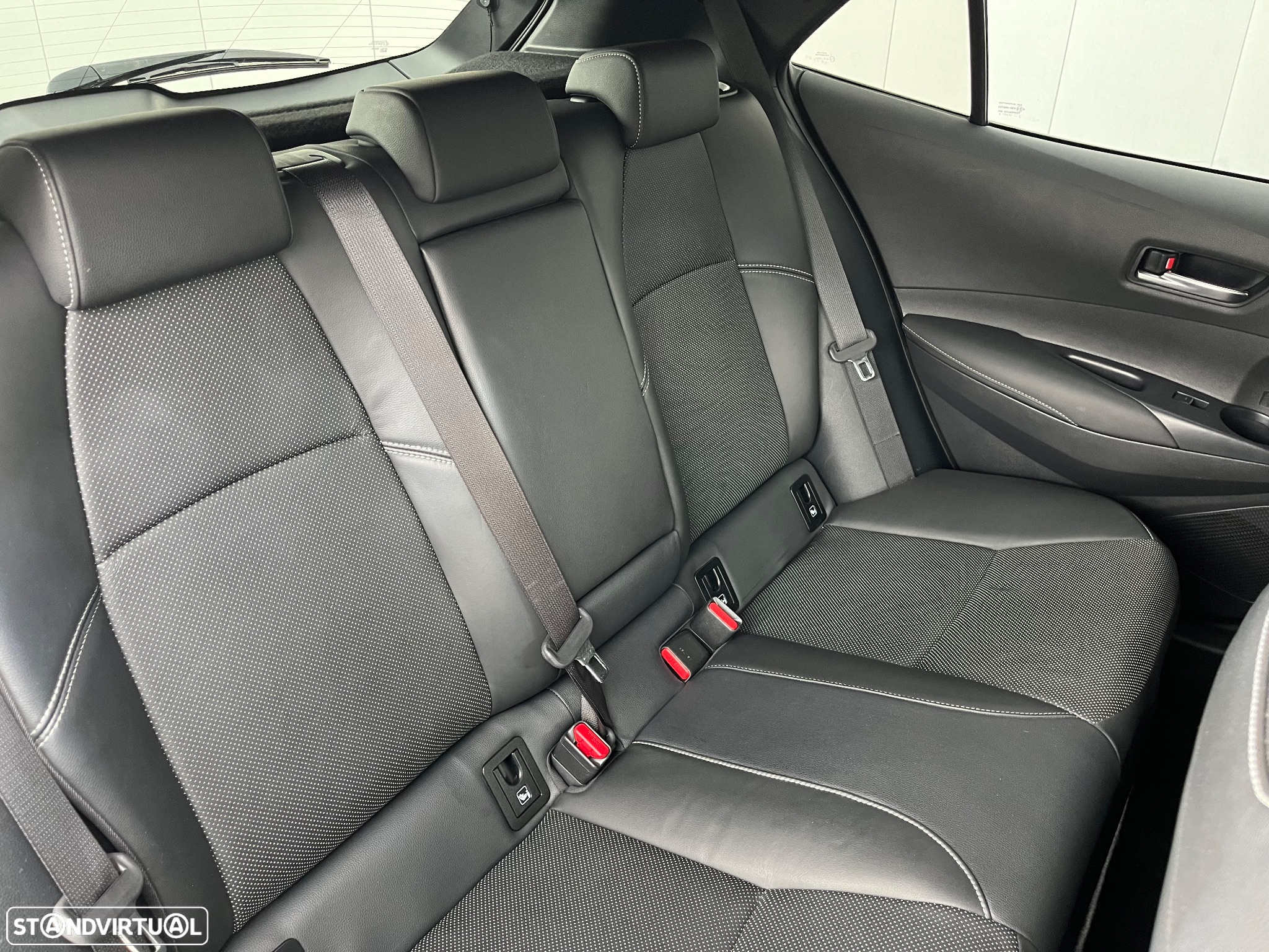 Toyota Corolla 2.0 Hybrid Luxury Black - 14