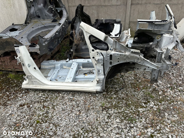 Nissan NOTE E12 PODŁUŻNICA ĆWIARTKA LEWA