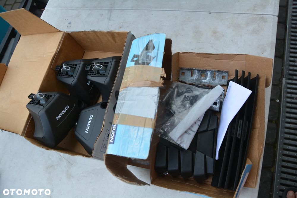 Toyota Avensis kombi 2009-   Bagażnik dachowy oryginał Norauto Alu klucz - 1