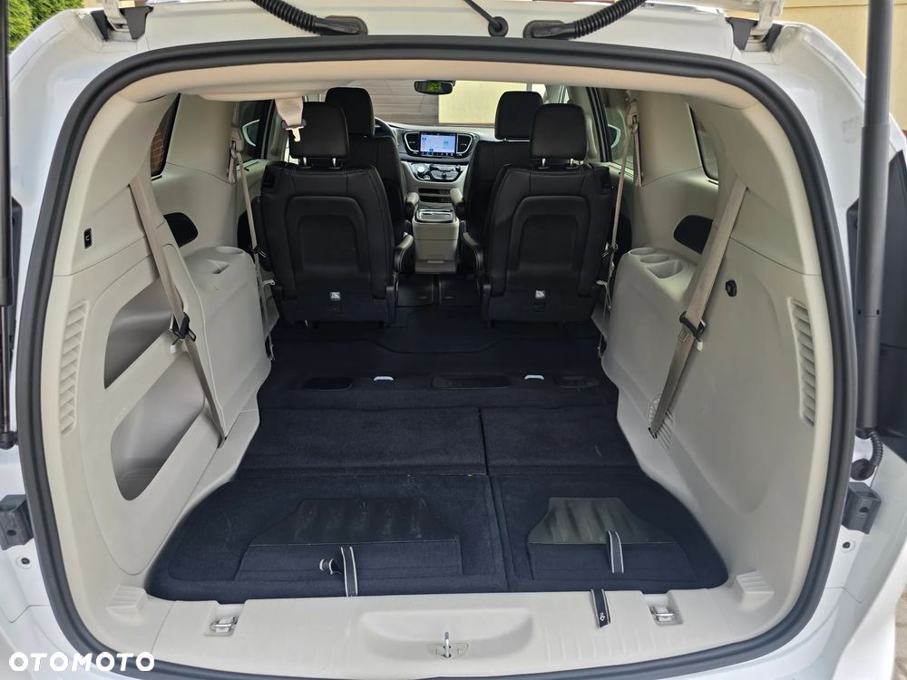 Chrysler Pacifica - 17