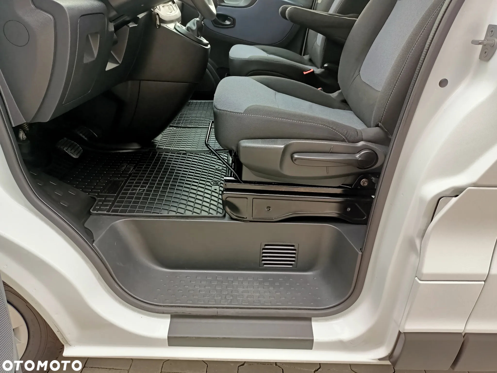 Opel VIVARO 5-cio OSOBOWY LONG - 21