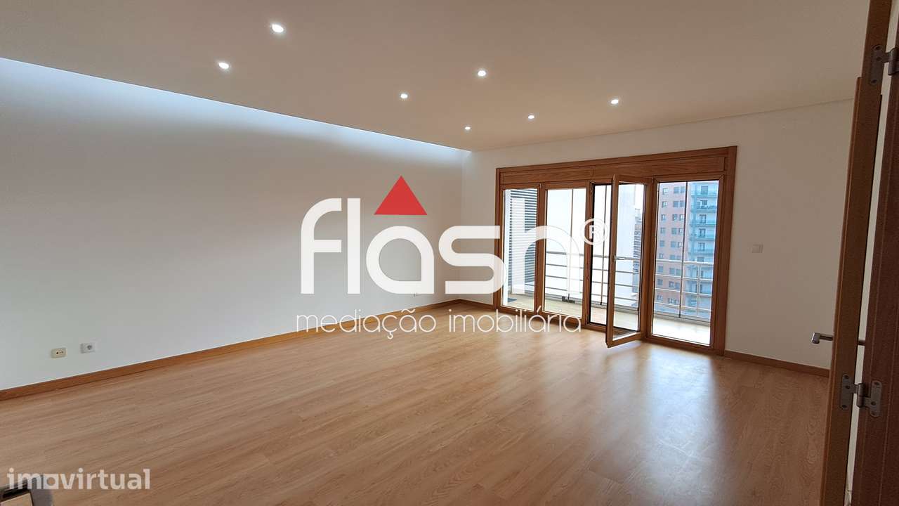 Apartamento T3 com 4 parqueamentos em Odivelas - Grande imagem: 2/31