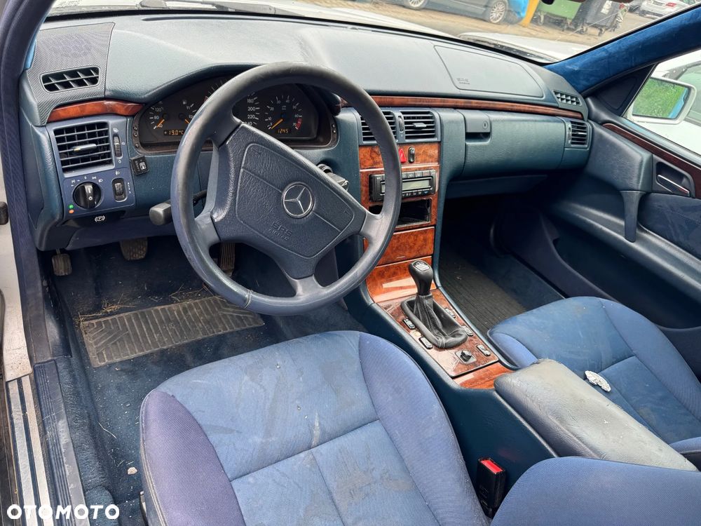 Mercedes-Benz E 210 na części - 4