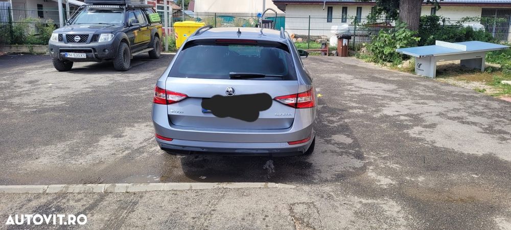 Skoda Superb Combi 2.0 TDI DSG Ambition - 4