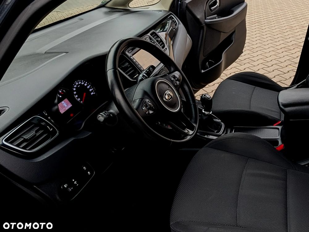 Kia Carens - 29