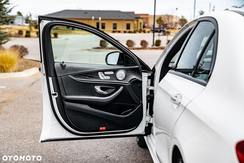 Mercedes-Benz Klasa E 300 9G-TRONIC Exclusive - 32