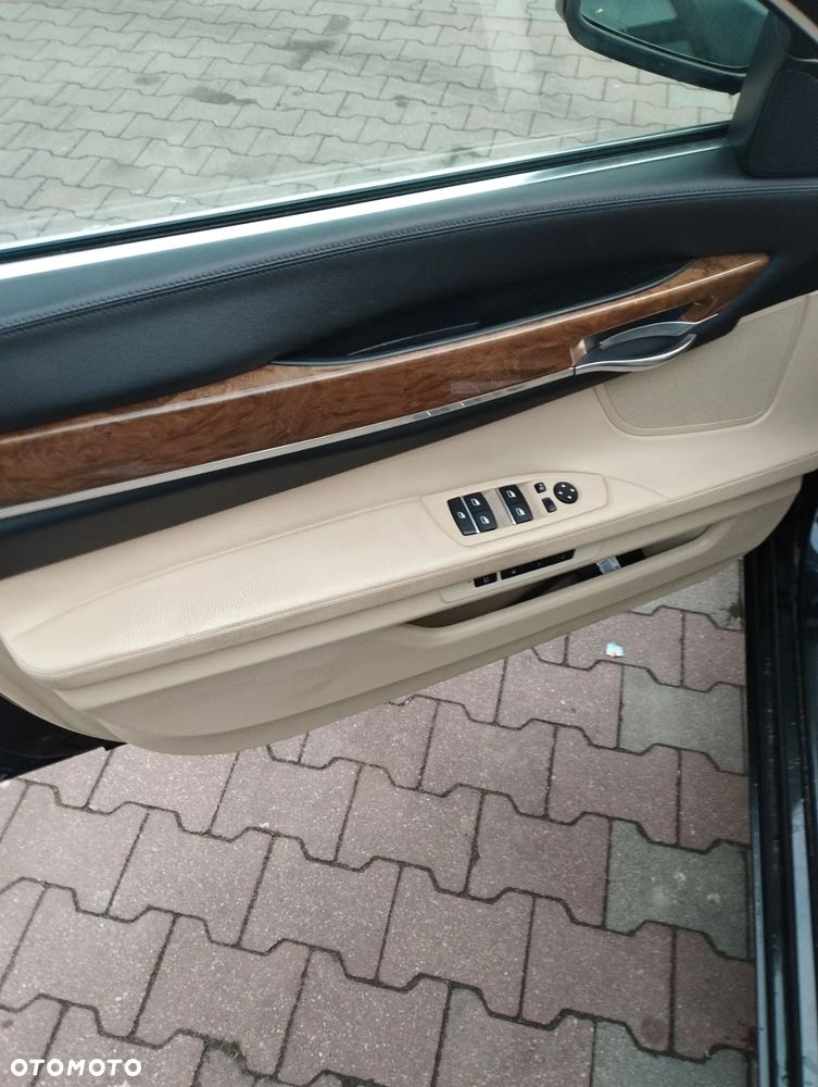 BMW Seria 7 740i - 5