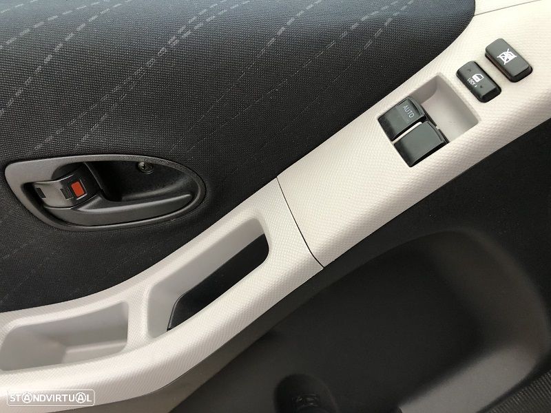 Toyota Yaris 1.0 VVT-i AC - 10