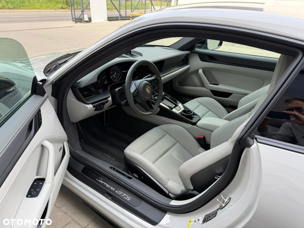 Porsche 911 Carrera GTS - 10