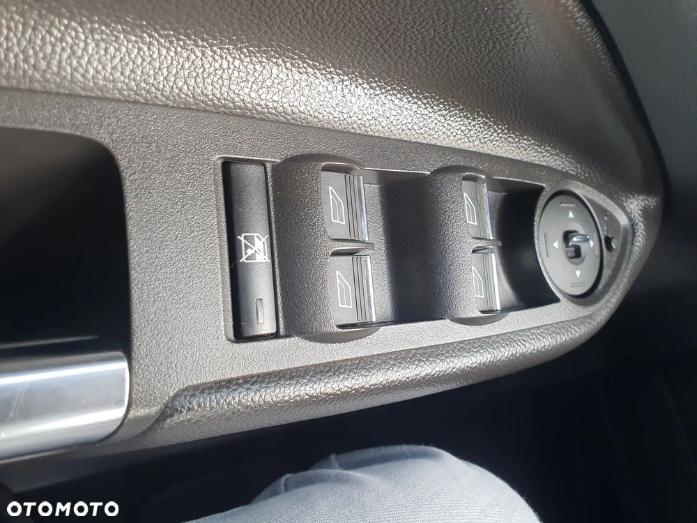 Ford Kuga 2.0 TDCi 2x4 Titanium - 23