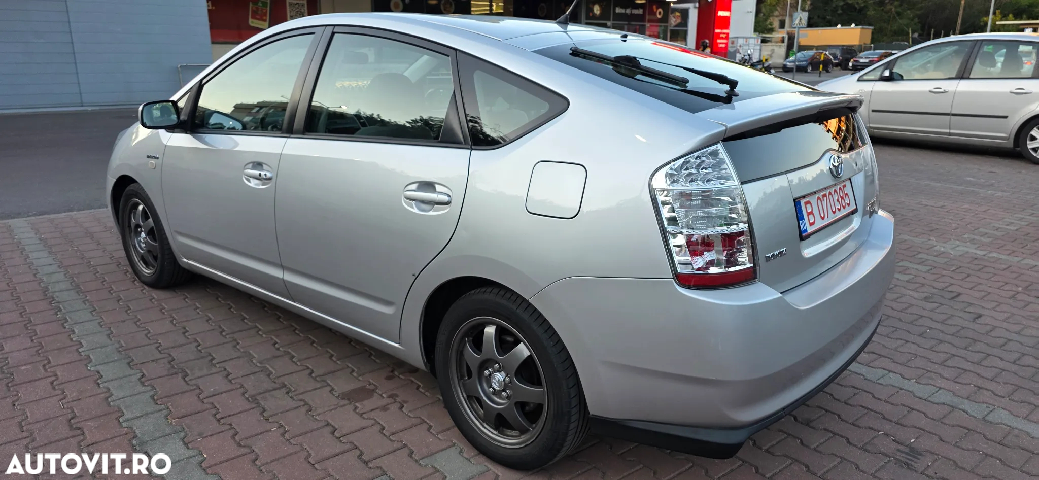 Toyota Prius (Hybrid) - 3