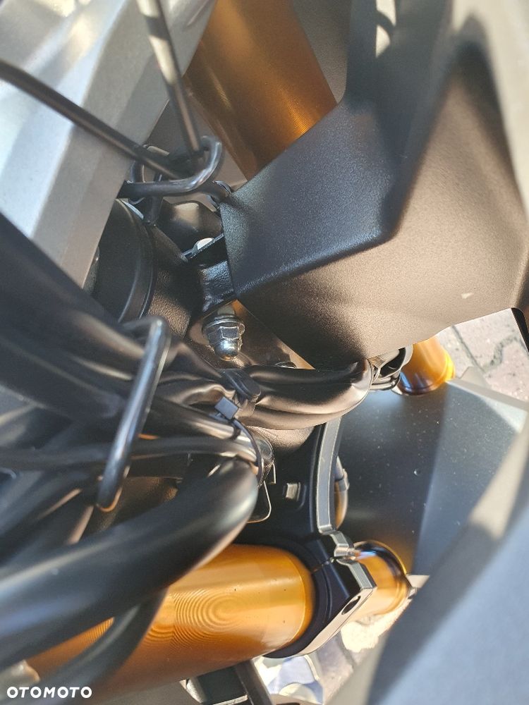 Suzuki GSX - 23