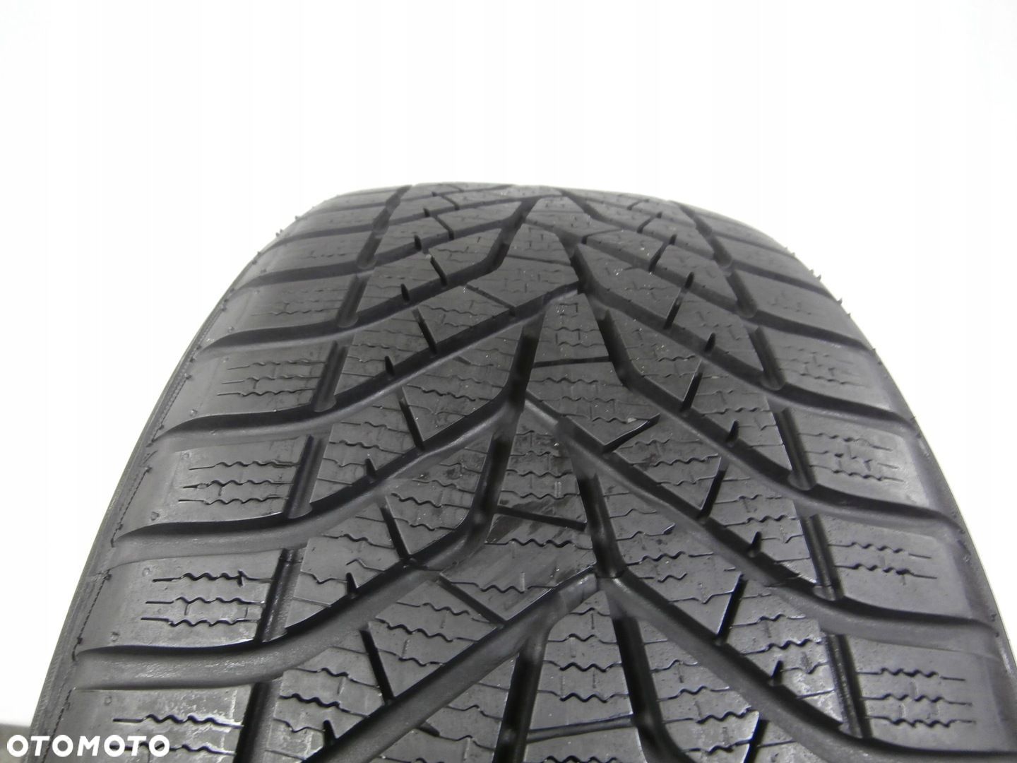 1x opona 225/40R18 YOKOHAMA BLUEARTH WINTER V905 - 1