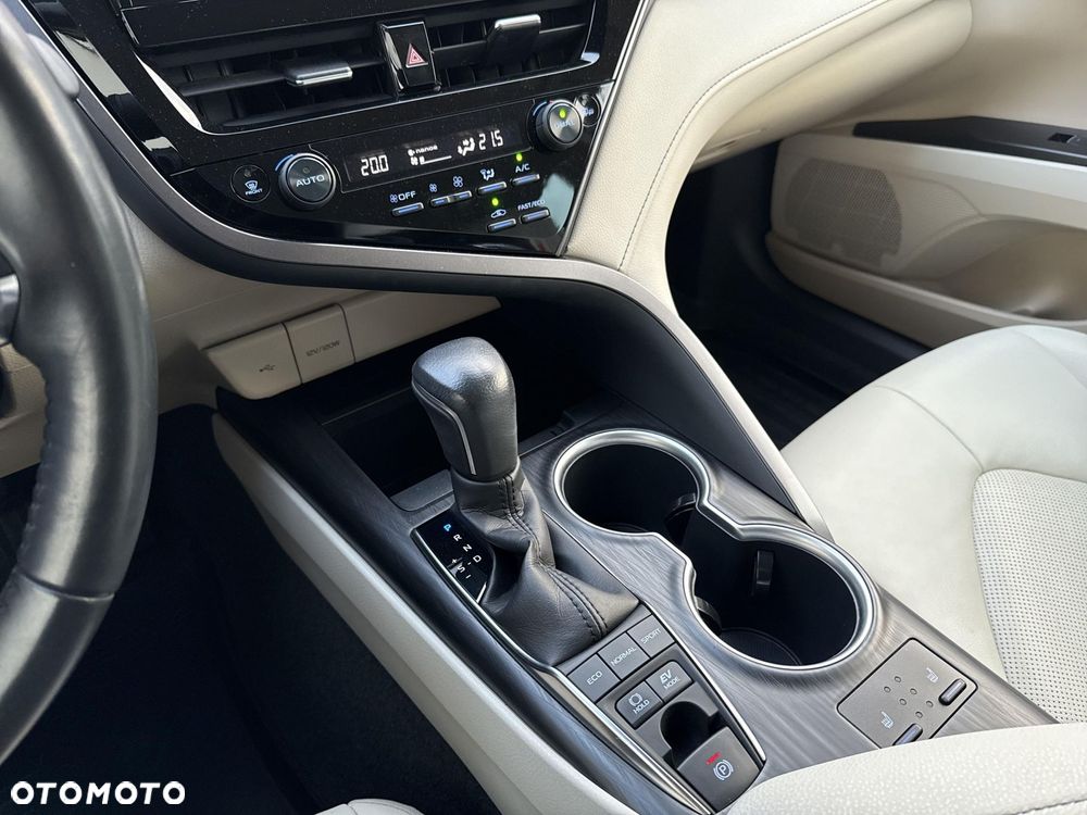 Toyota Camry 2.5 Hybrid Executive CVT - 24