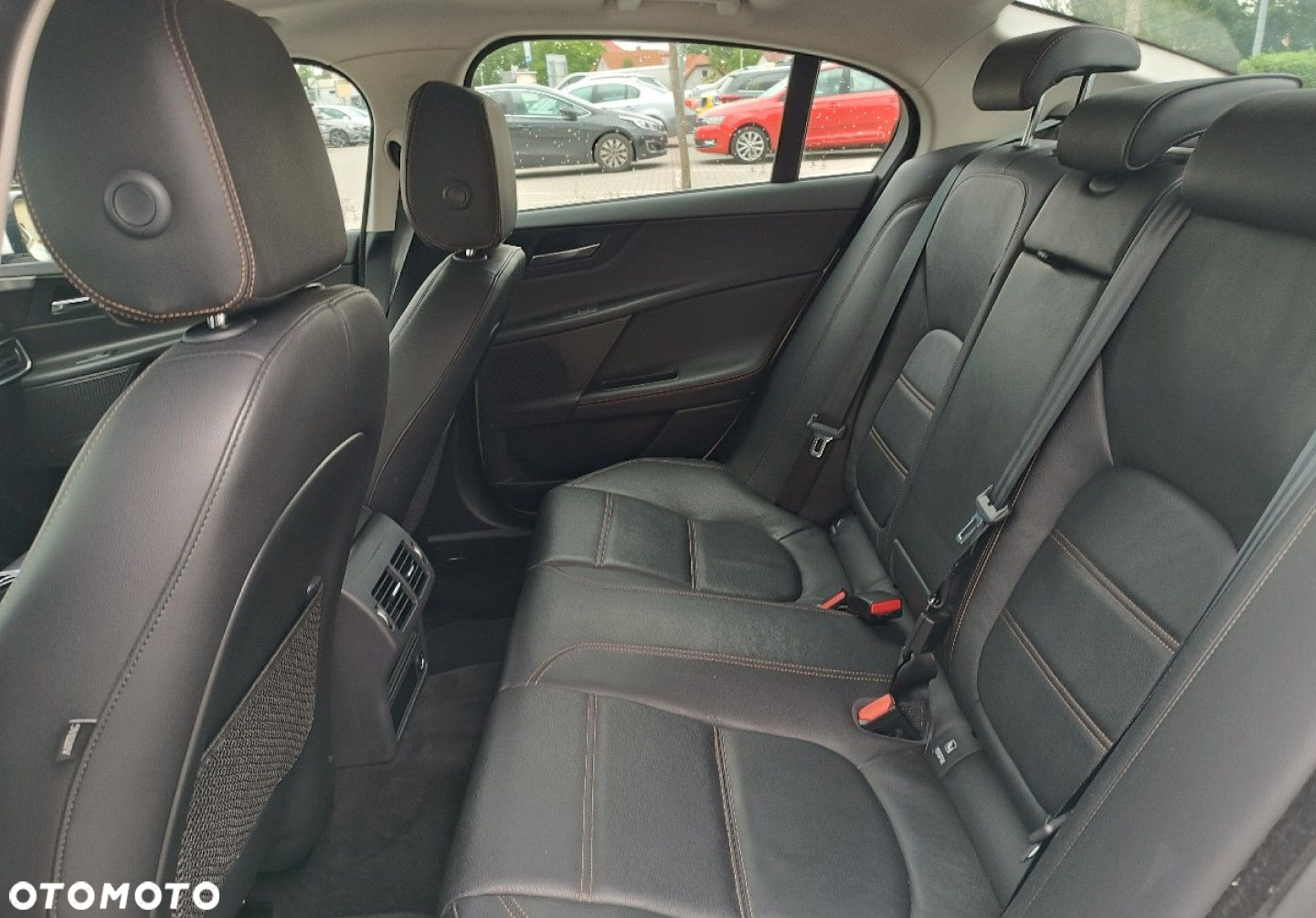 Jaguar XE - 19