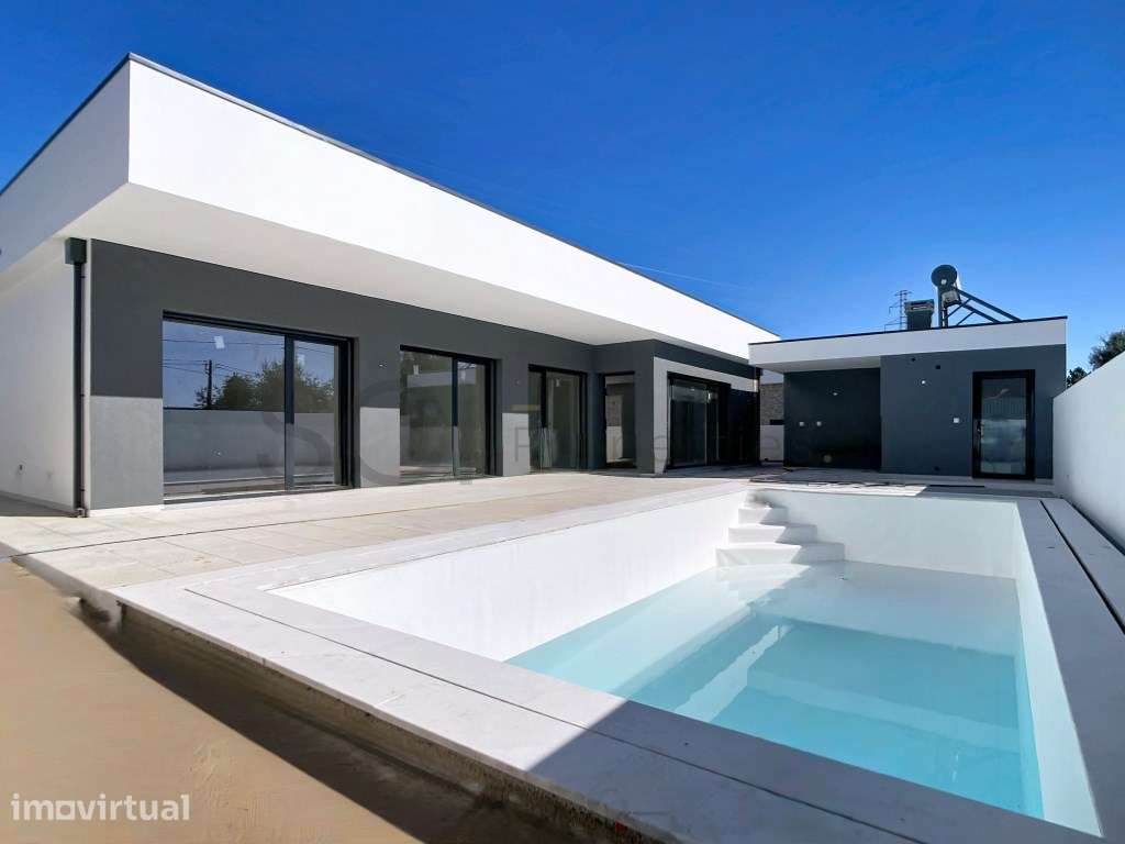 Moradia T4 Térrea com Piscina e Garagem na Quinta do Anjo