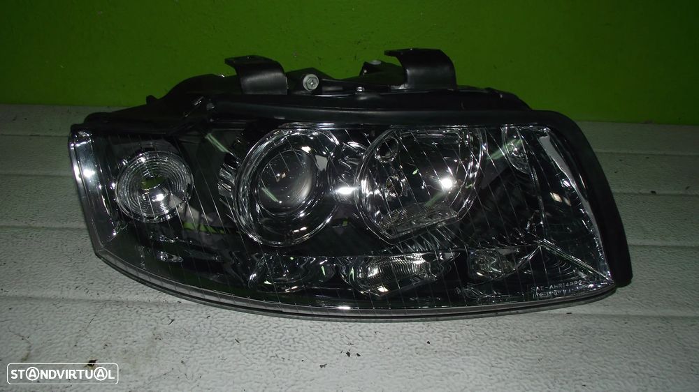 Farol Direito Audi A4 - 2001 / 2005 - 2