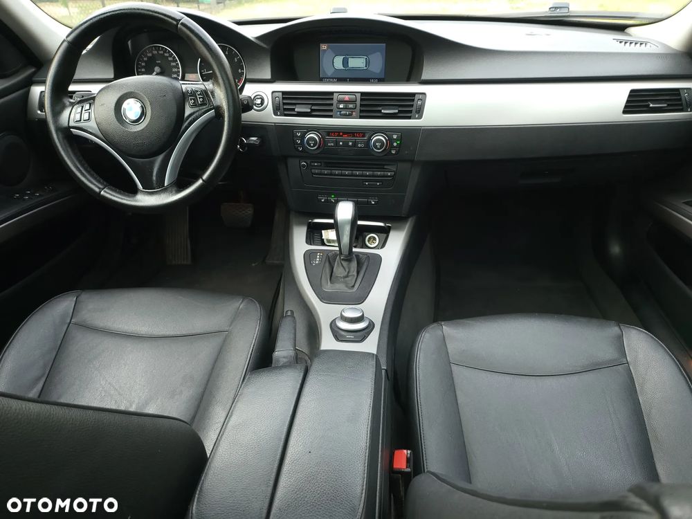 BMW Seria 3 318i Touring - 6