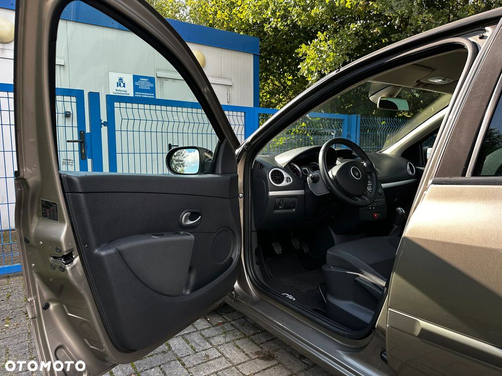 Renault Clio 1.2 16V 75 Expression - 12