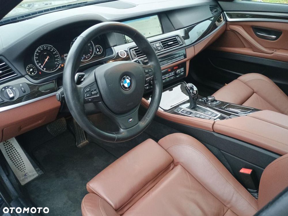 BMW Seria 5 550i xDrive - 17