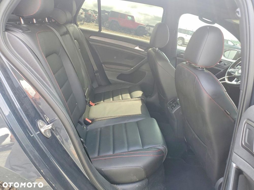 Volkswagen Golf - 10