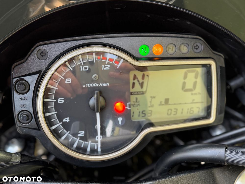 Suzuki GSR - 39