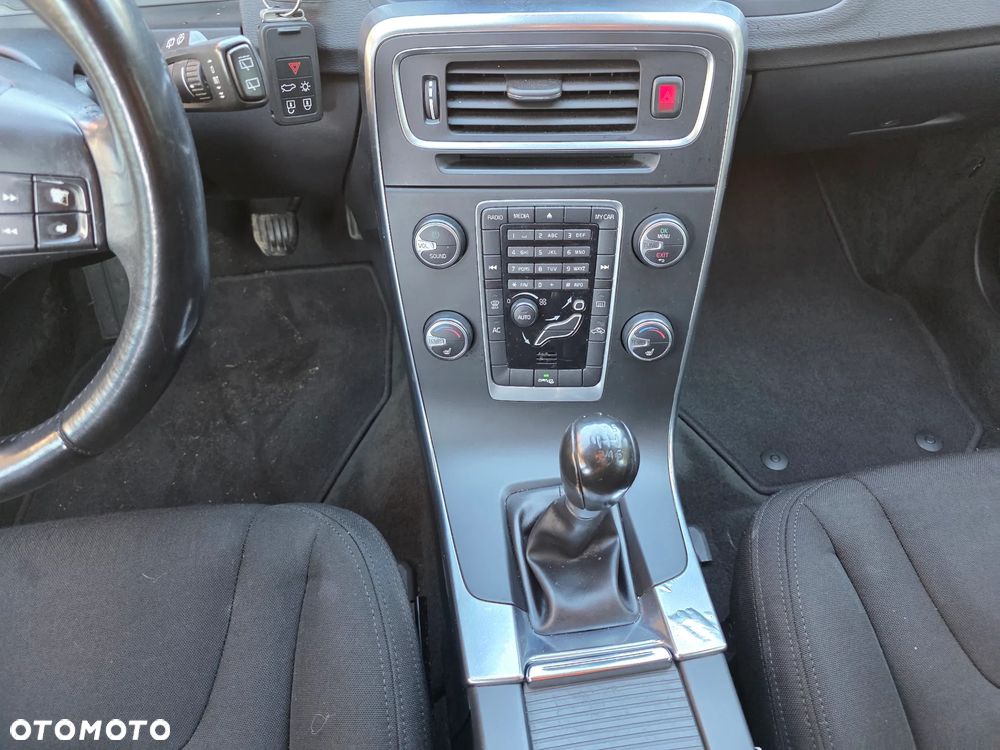 Volvo V60 D2 Momentum - 11