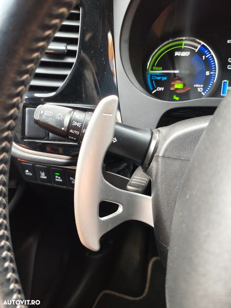 Mitsubishi Outlander PHEV 2.4 L 4X4 Instyle+ - 24