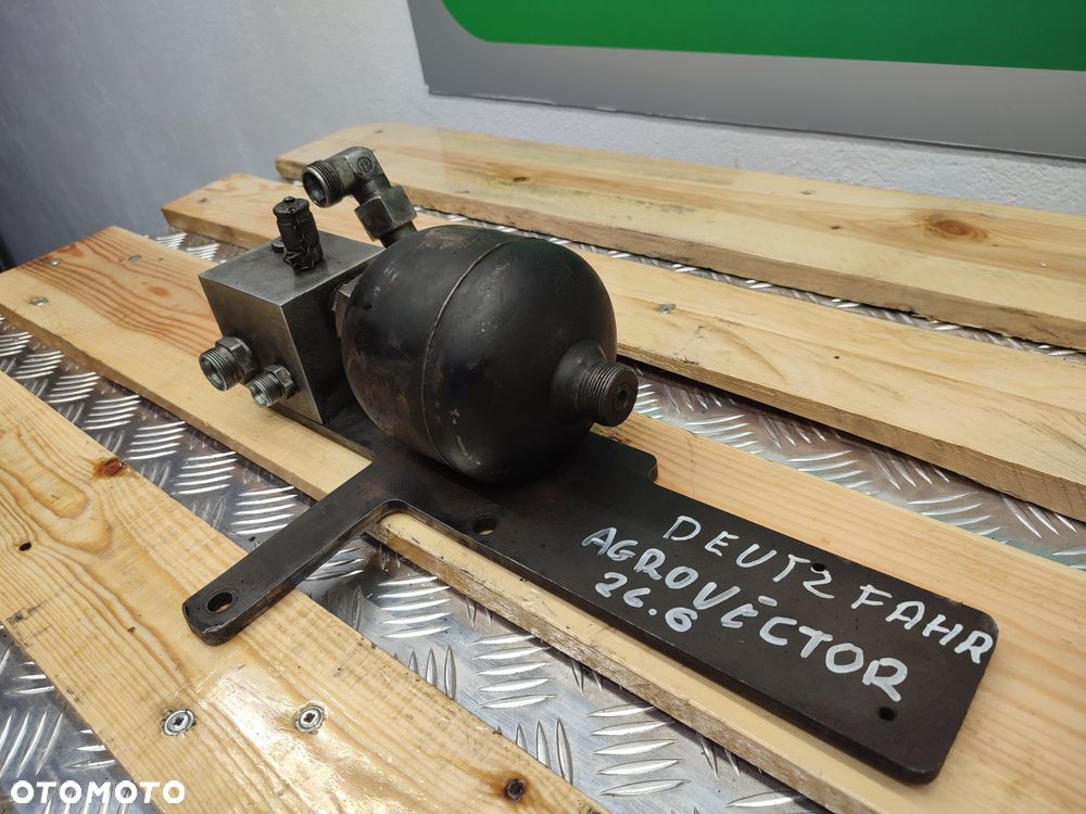 Akumulator hydrauliczny Deutz Fahr Agrovector 26.6 - 2